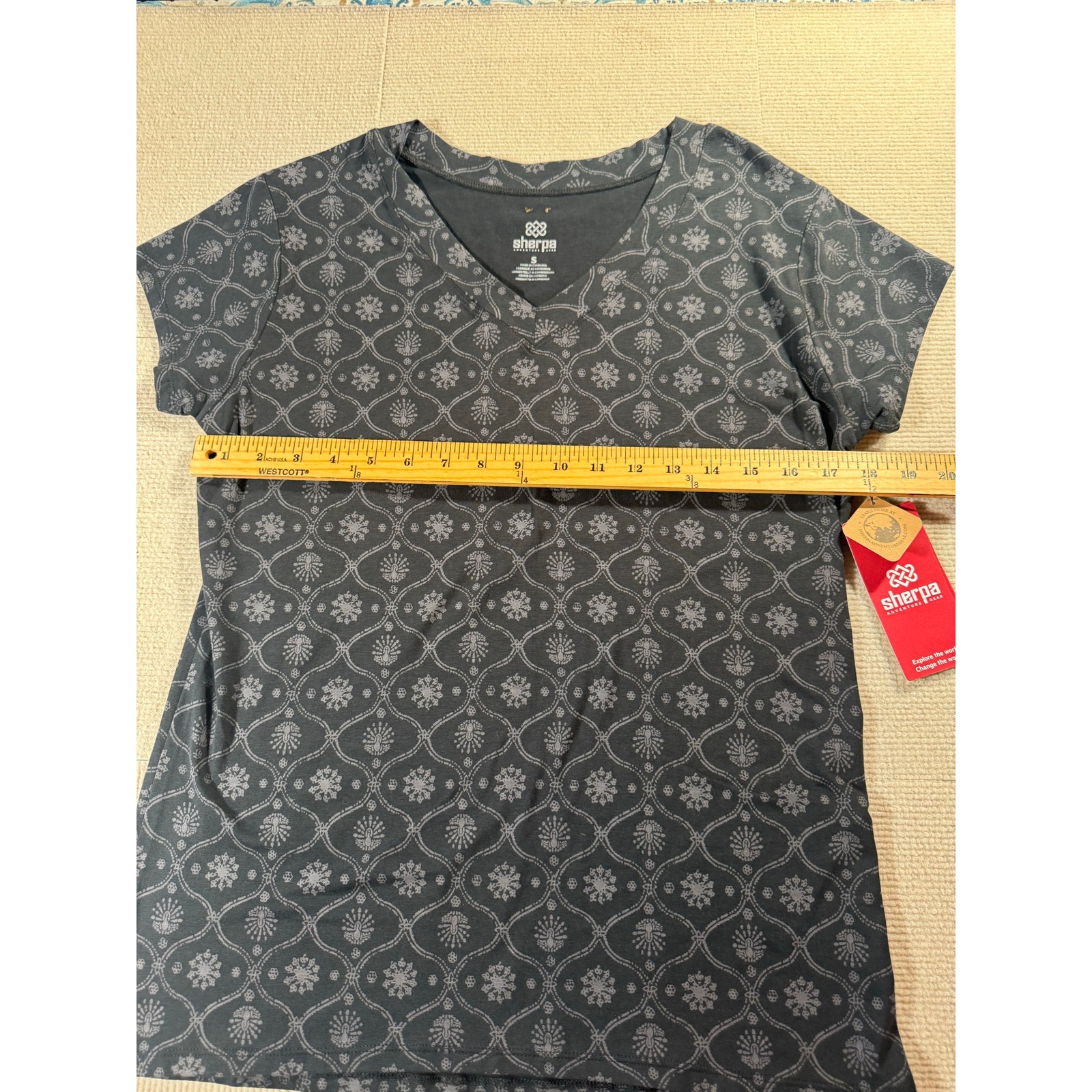 Nwt Sherpa Adventure Gear Women's Small Neha V-Neck T-Shirt "Black Sublime" — image 4 of 8